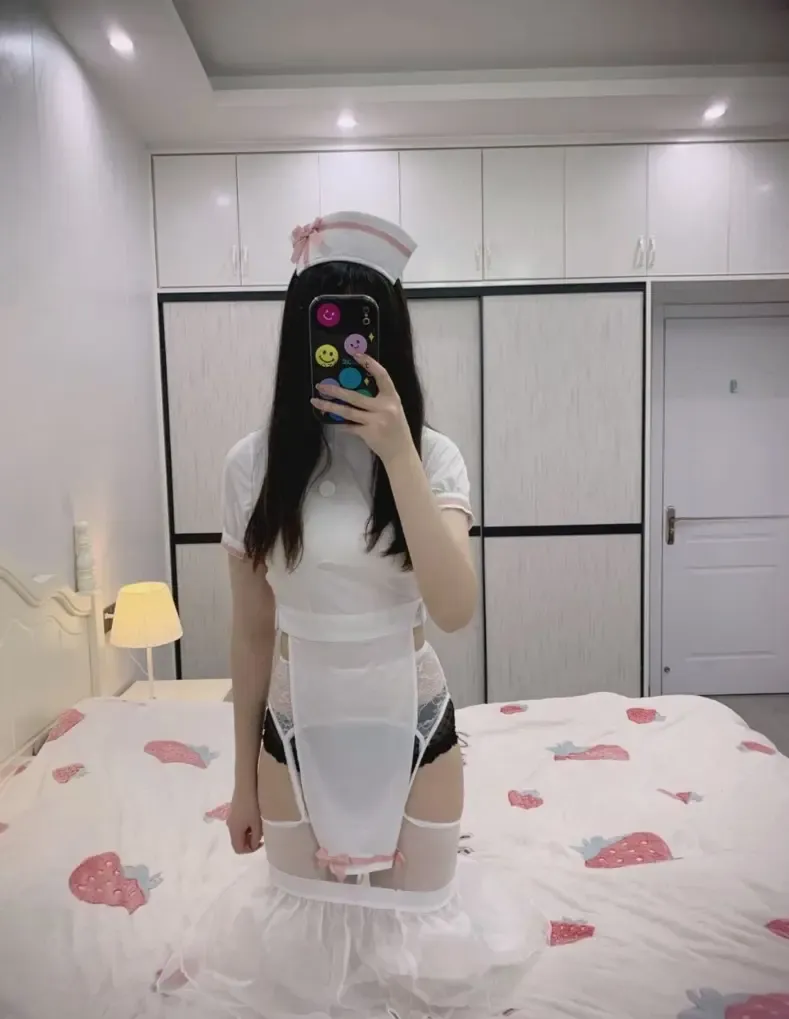 林扣弦 – 白丝旗袍护士【78P】